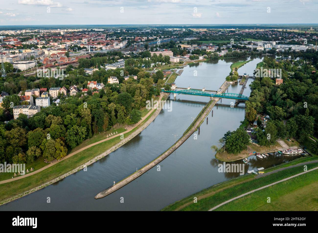 Opole, Drohnenansicht des Flusses oder, der Brücke, der Insel Bolko und Pasieka. Polen, Spätsommertag. Drohne geschossen. Stockfoto