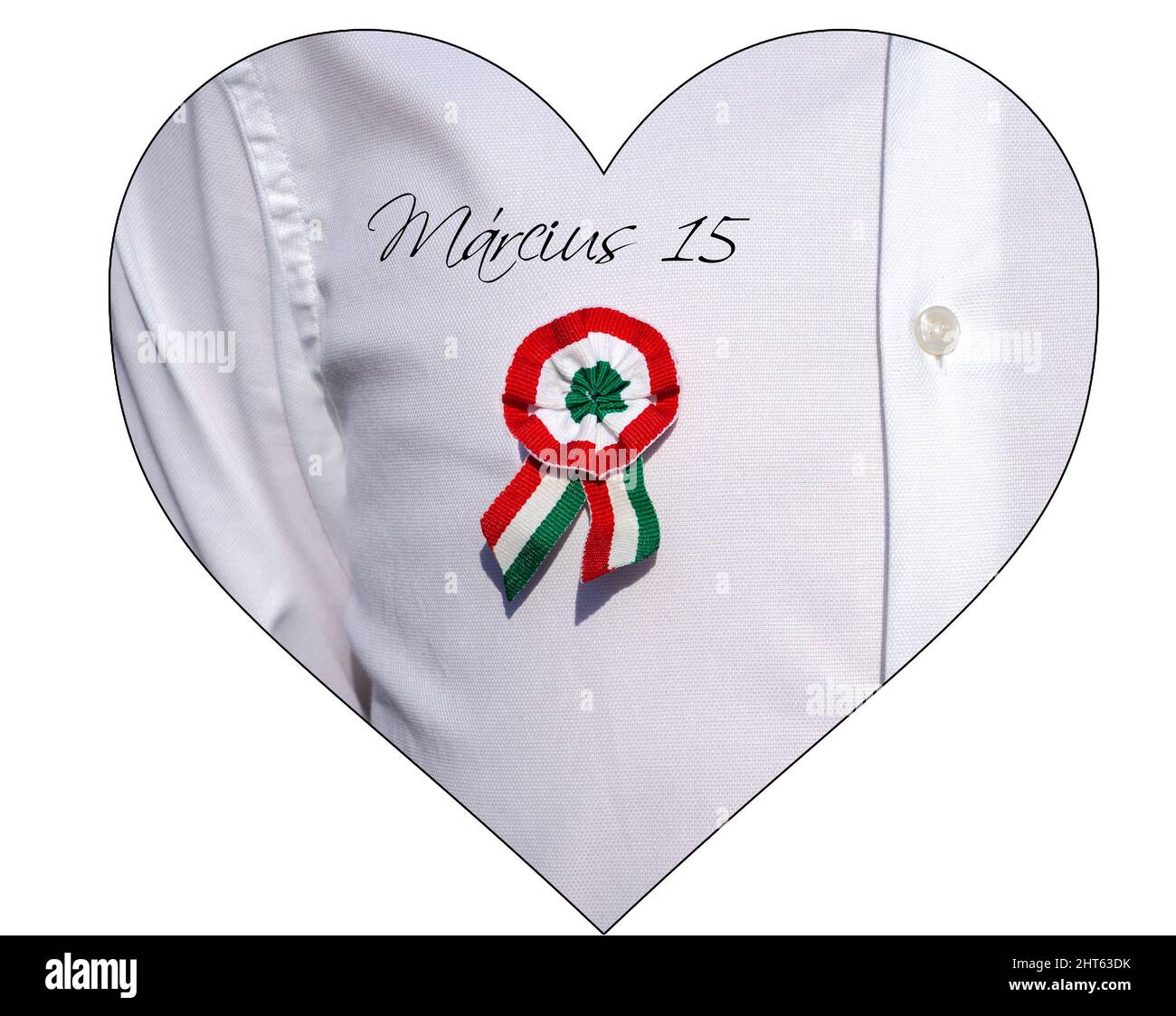 Trägt ein weißes Hemd mit tricolor Rosette Symbol des ungarischen Nationaltages 15. März herzförmig isoliert auf weißem Marcius 15 (15 märz Stockfoto