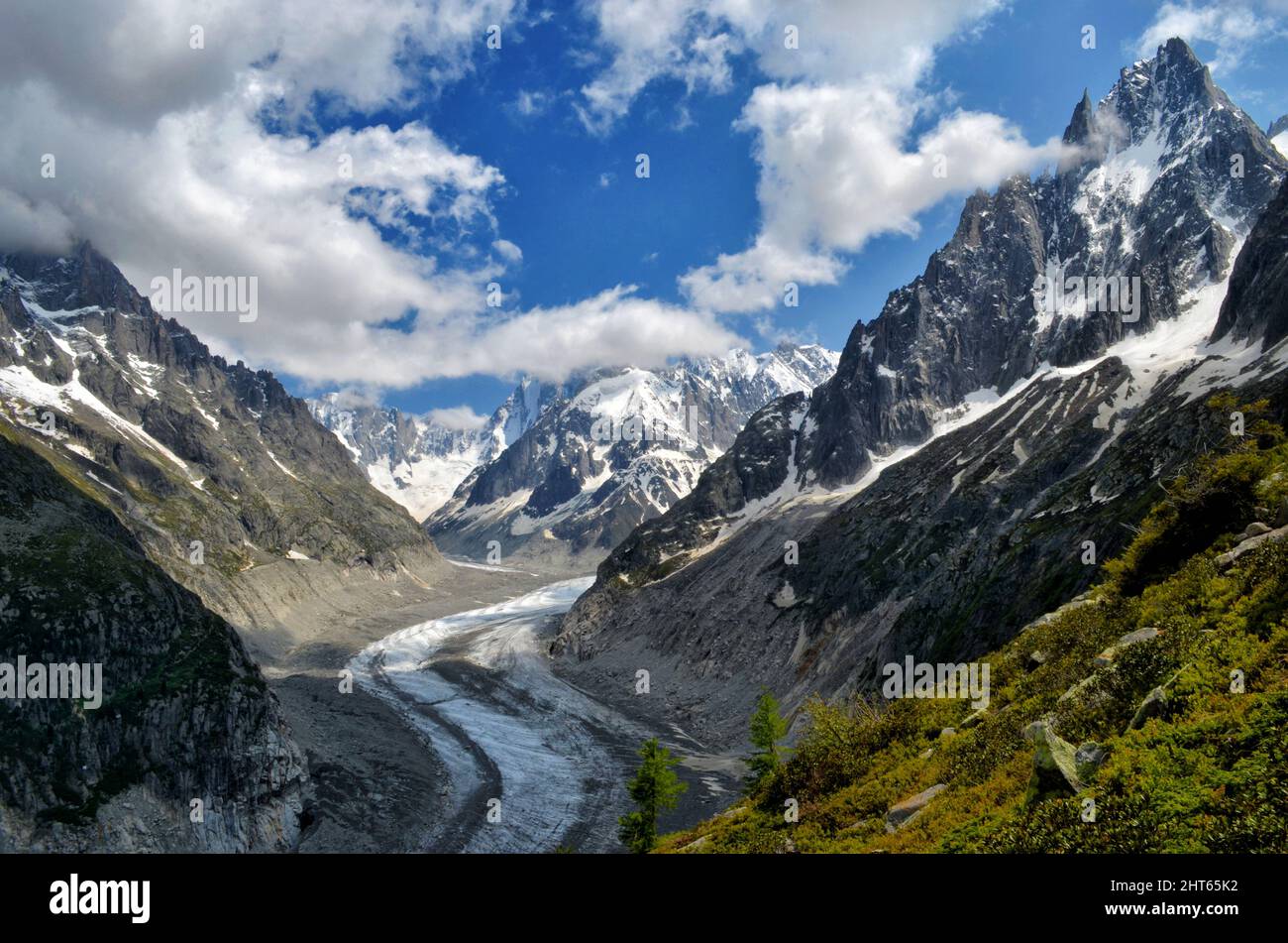 Schöne Landschaft einer Straße in felsigen Bergen im Schnee Stockfoto
