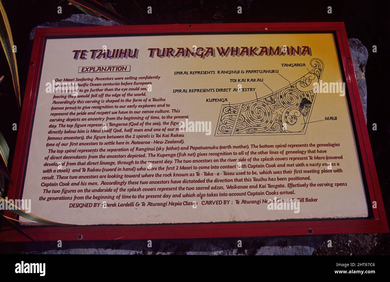 Holzskulptur eines Maori-Kanubowes, Gisborne, Neuseeland Stockfoto