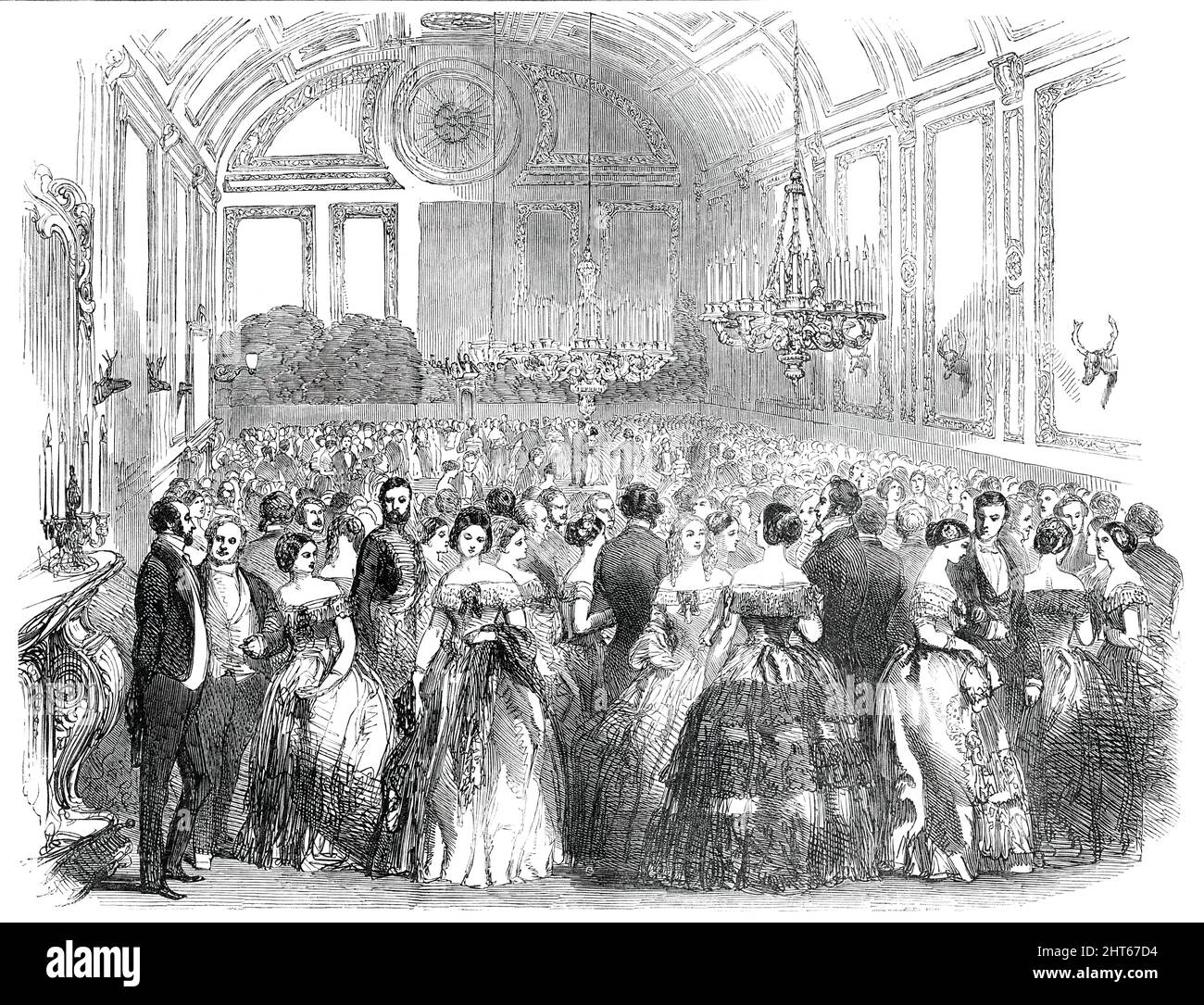 Der County Hunt Ball, in der New Hall, in Reading, [Bkshire], 1850. Die "...schöne Halle der Literarischen, Wissenschaftlichen und Mechanischen Institution"... wurde für diesen Anlass mit mehreren Paaren von edlen Geweihen, Gruppen von blühenden Pflanzen und Sträuchern geschmückt und mit eleganten Kronleuchtern beleuchtet". Es war ein "...superb Zimmer, von etwa 90 Fuß von 40 Fuß, mit einer elliptischen Decke, und beleuchtet durch achtzehn große Fenster im Dach, was eine ungebrochene Oberfläche der Wand rund um den gesamten Raum; außer, dass das östliche Ende, über der Plattform, ist von einem schönen kreisförmigen Wind geschmückt Stockfoto