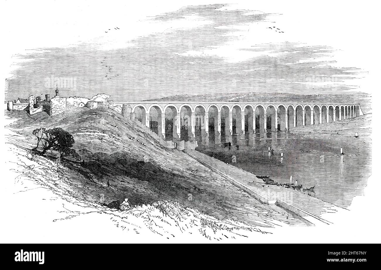 Eisenbahnviadukt über dem Tweed, bei Berwick, 1850. Die Royal Border Bridge verbindet die York, Newcastle und Berwick Railway mit der North British Line. Die Chefingenieure dieser großartigen Arbeit sind Robert Stephenson, M.P., und T. E. Harrison; ortsansässiger Ingenieur, J. B. Bruce; die Auftragnehmer, die Herren M'Kay und Blackstock...die Gesamtlänge des Viadukts beträgt 2170 Fuß; und die größte Höhe vom Flussbett aus beträgt 125 Fuß. Die ganze Brücke ist aus Stein gebaut, mit Ausnahme des inneren Teils der Bögen, der mit Zementziegeln gebaut ist. Es gibt in dieser Struktur Stockfoto