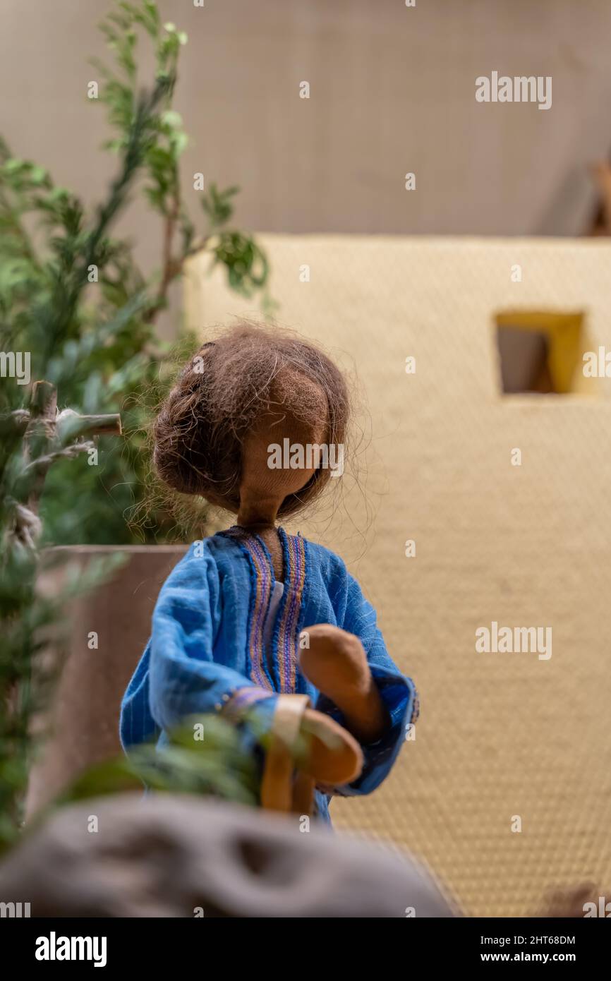 Vertikale Aufnahme einer Apostelfigur nach dem Konzept des Festes Christi Stockfoto