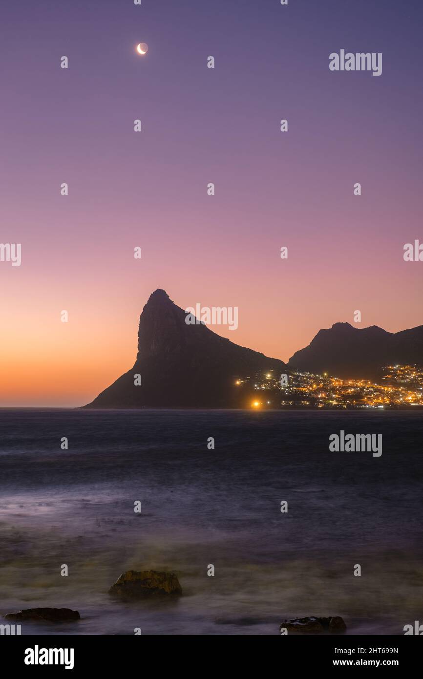 Sonnenuntergang in Houtbaai Kapstadt Südafrika, Panoramablick auf Houtbaai, ein schönes Dorf auf der Kap-Halbinsel in der Nähe von Kapstadt, Südafrika. Stockfoto