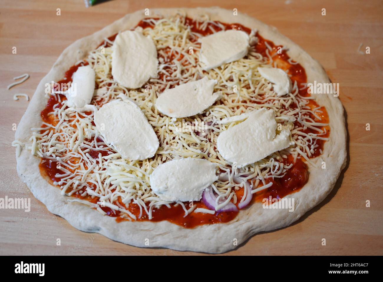 Zubereitung von Speisen Margherita Pizza Italienisches Kochrezept Stockfoto