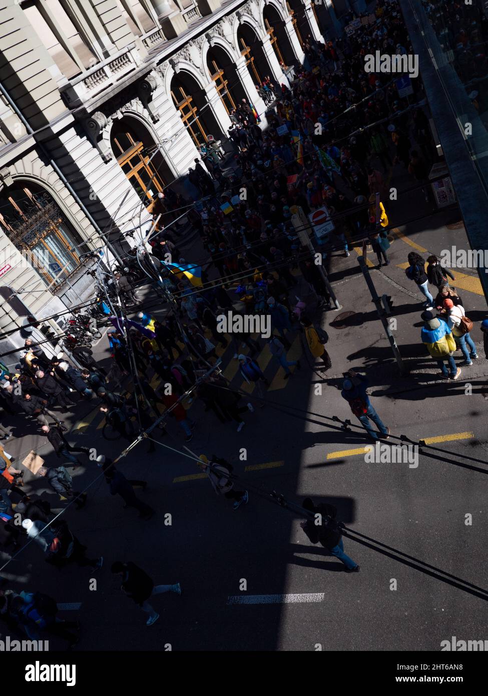 Bis zu 20’000 Menschen mit Transparenten in Bern protestieren gegen die russische Aggression in der Ukraine. Bern, Schweiz - 02.26.2022 Stockfoto