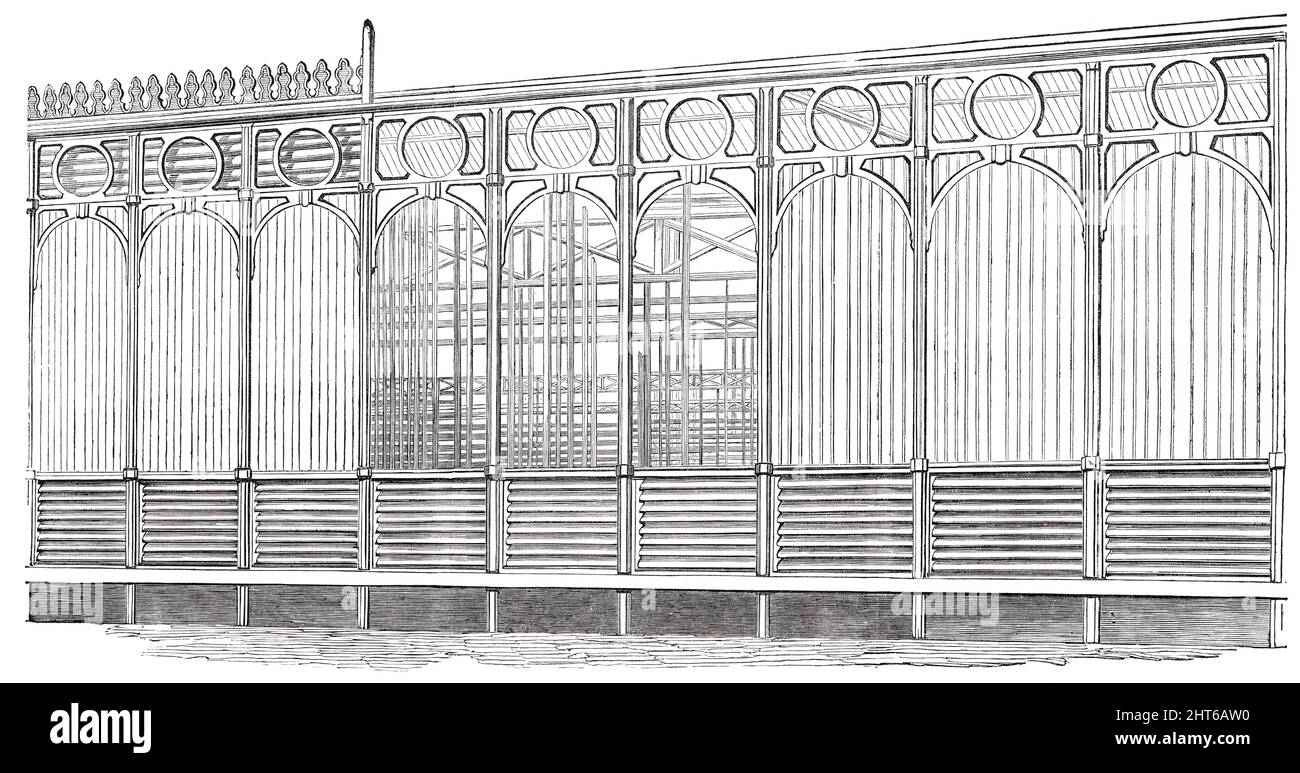 Das große Ausstellungsgebäude im Hyde Park - Teil der Südfront, 1850. 'Die Südfront des "Industrial Palace" in Richtung Kensington-Straße... wenn sie fertig ist, wird im Großen und Ganzen eine recht angenehme Höhe darstellen, obwohl sie durch jede materielle Projektion, entweder in Plan oder Schnitt, durchbrochen ist. Die ganze Oberfläche aber, in Paneele unterteilt, von offenen Fanlights überragt und mit einem ornamentalen Fries gekrönt, entlastet das Auge von allem monotonen Aussehen... in der ganzen Länge der Südfront sind insgesamt achtundsiebzig gusseiserne Säulen aufgestellt. Stockfoto