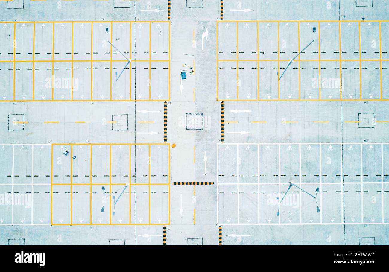 Luftaufnahme eines leeren Parkplatzes von oben nach unten Stockfoto