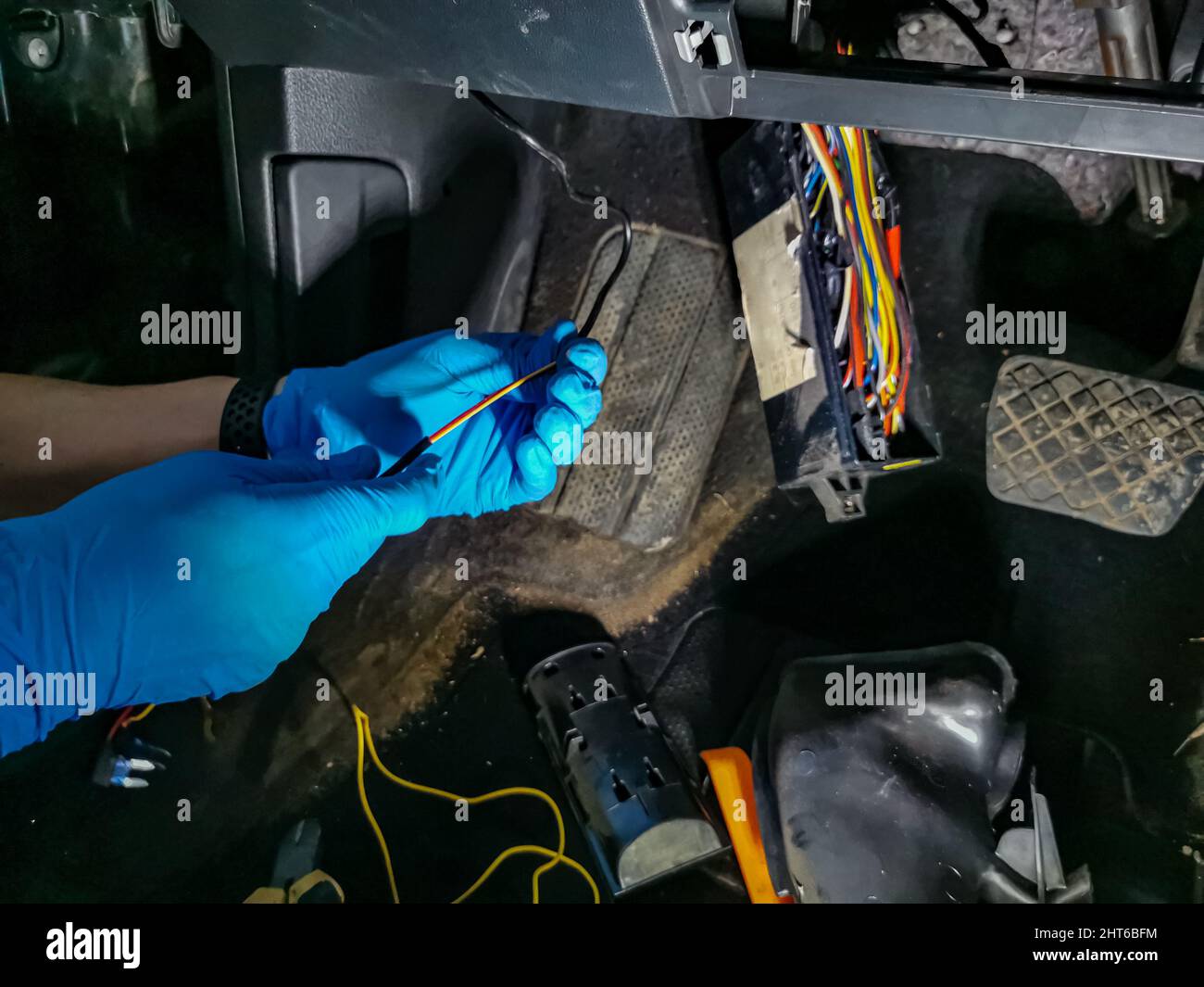 Master repariert Drähte in modernen Auto. Alarmanlage Stockfoto