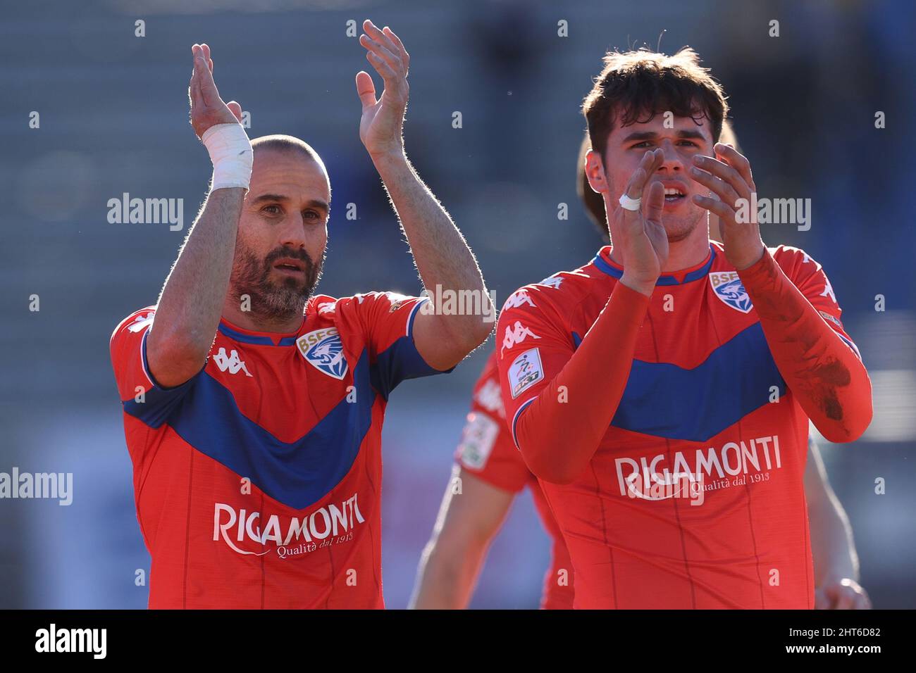 Stadio Giuseppe Sinigaglia, Como, Italien, 26. Februar 2022, Rodrigo Palacio (Brescia Calcio) begrüßt die Fans während der Como 1907 gegen Brescia Calcio - Italia Stockfoto