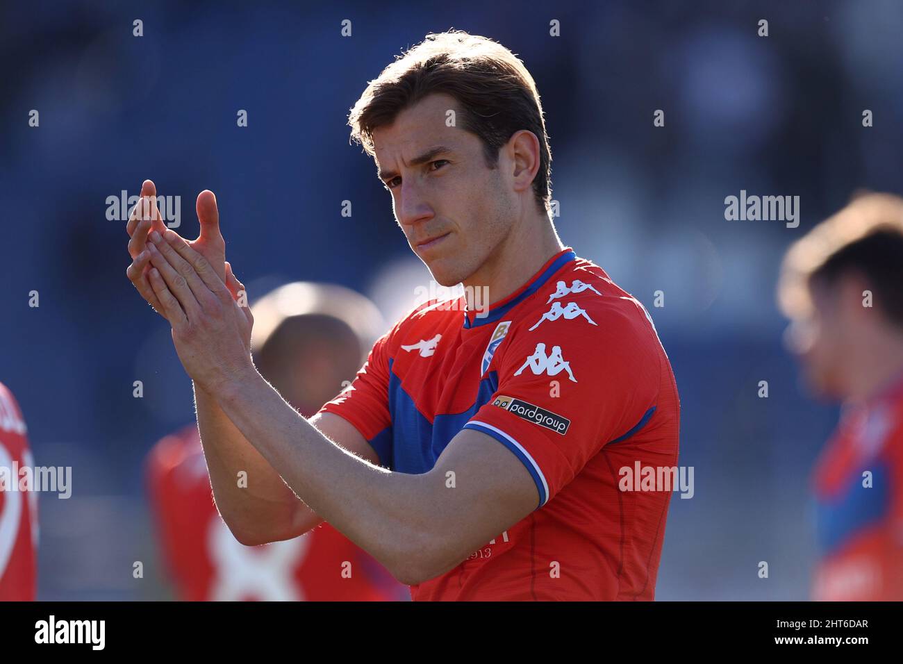 Stadio Giuseppe Sinigaglia, Como, Italien, 26. Februar 2022, Massimiliano Mangraviti (Brescia Calcio) begrüßt die Fans während der Como 1907 gegen Brescia Calcio Stockfoto