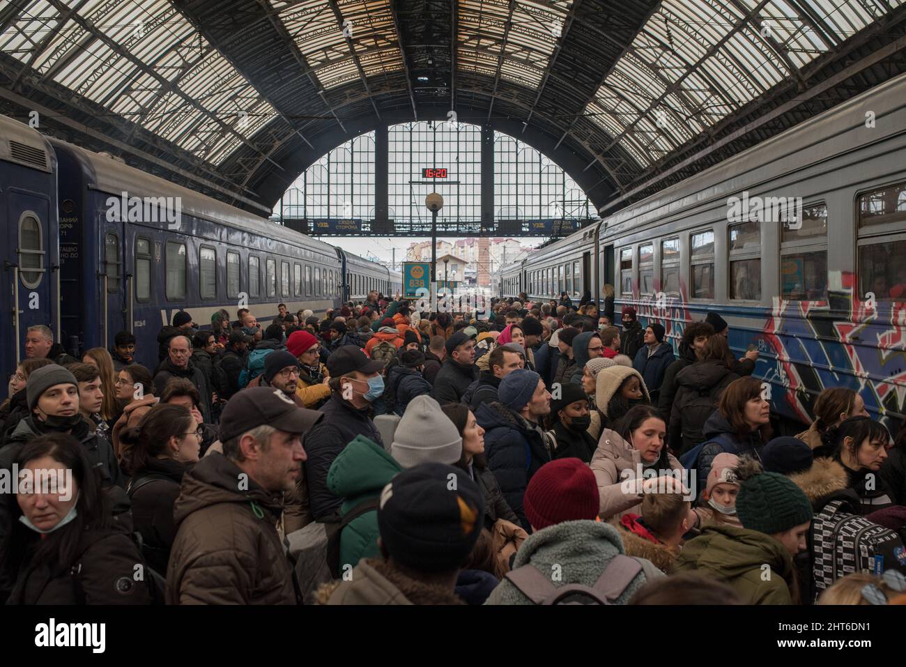 Lwiw, Ukraine. 26.. Februar 2022. Im Bahnhof warten Leute, die in den Zug von Lemberg (Lemberg) nach Polen steigen. Heute fuhren nur noch zwei Züge und nur Frauen und Kinder durften an Bord gehen. Viele wurden zurückgelassen. Der russische Präsident Wladimir Putin hatte am Donnerstagmorgen den Angriff auf die Ukraine gestartet. Kredit: Vincent Haiges/dpa/Alamy Live Nachrichten Stockfoto