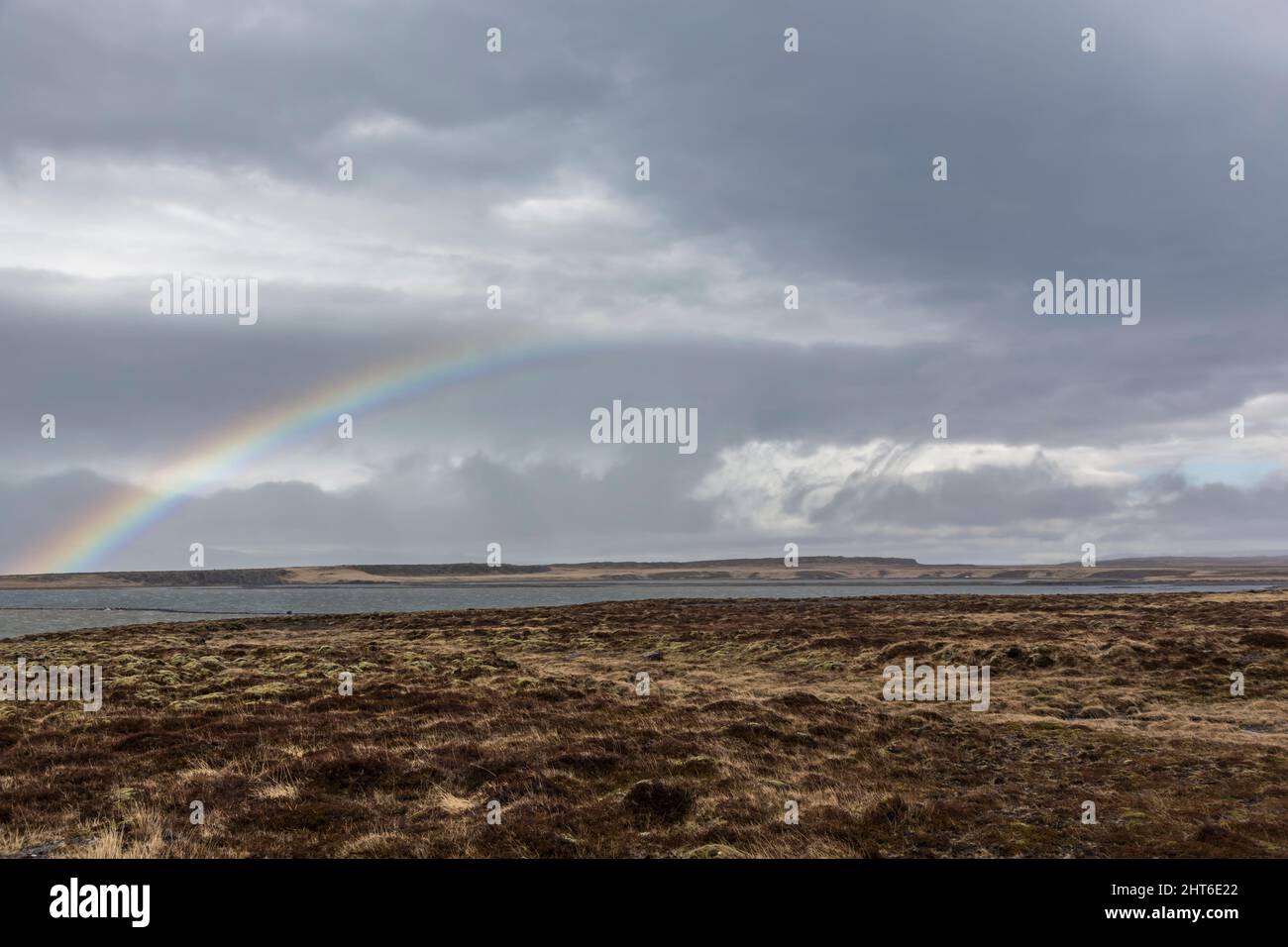 Landschaft mit dunklen Wolken und Regenbogen über der rohen Küste der Halbinsel Snaefellsnes, Island Stockfoto