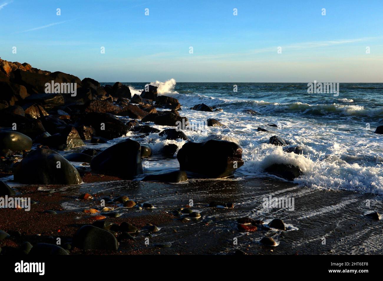 Wellen brechen auf den Felsen am Porth Ysgo Strand. Stockfoto