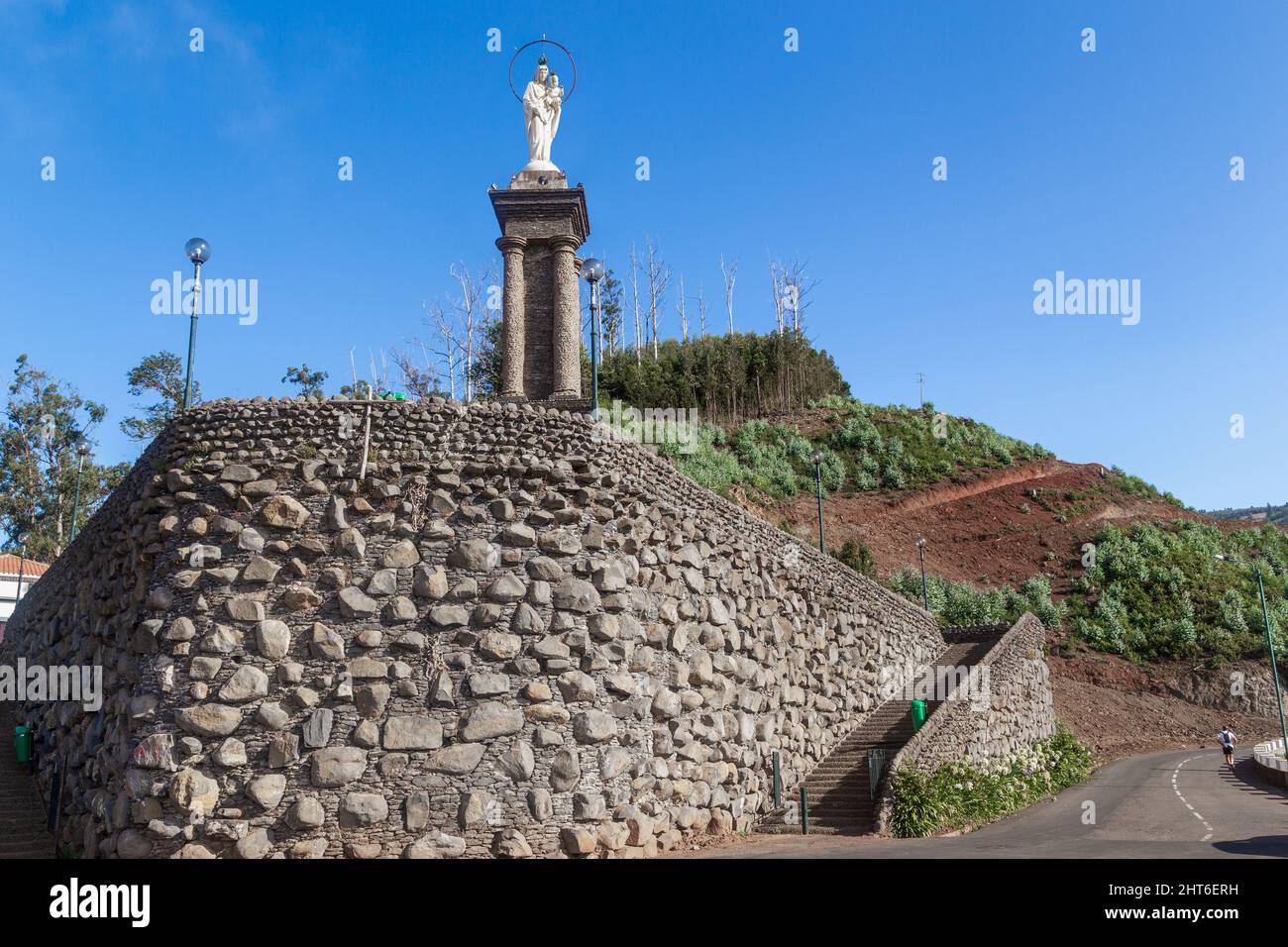 FUNCHAL, PORTUGAL - 22. AUGUST 2021: Dies ist die Statue der Muttergottes des Friedens, die zu Ehren des Endes des Ersten Weltkriegs im Distr Terreiro da Luta errichtet wurde Stockfoto
