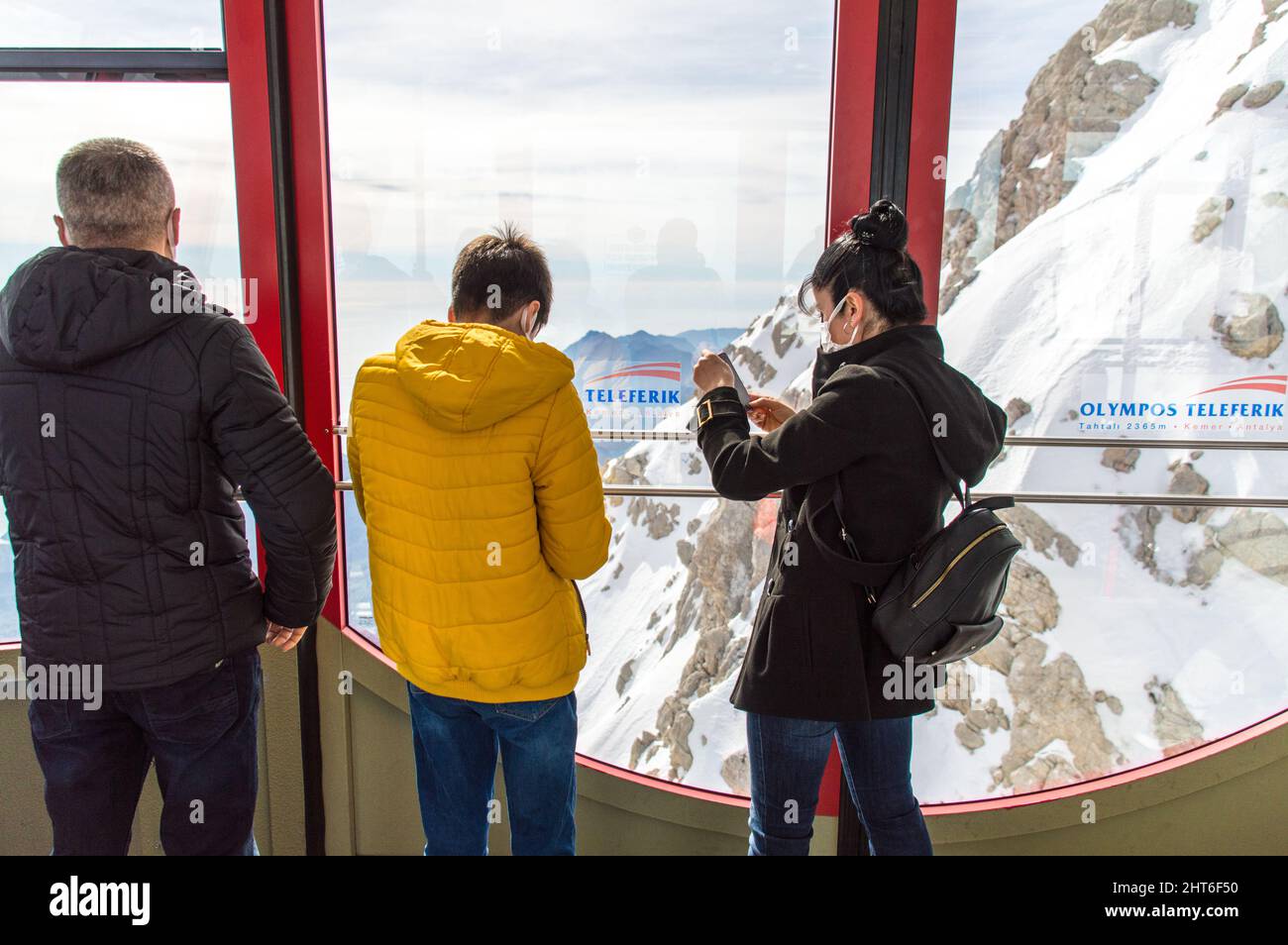 Besucher der Seilbahn Olympos Teleferik zum Gipfel des Tahtali 2365m genießen die Aussicht während des Aufstiegs Stockfoto