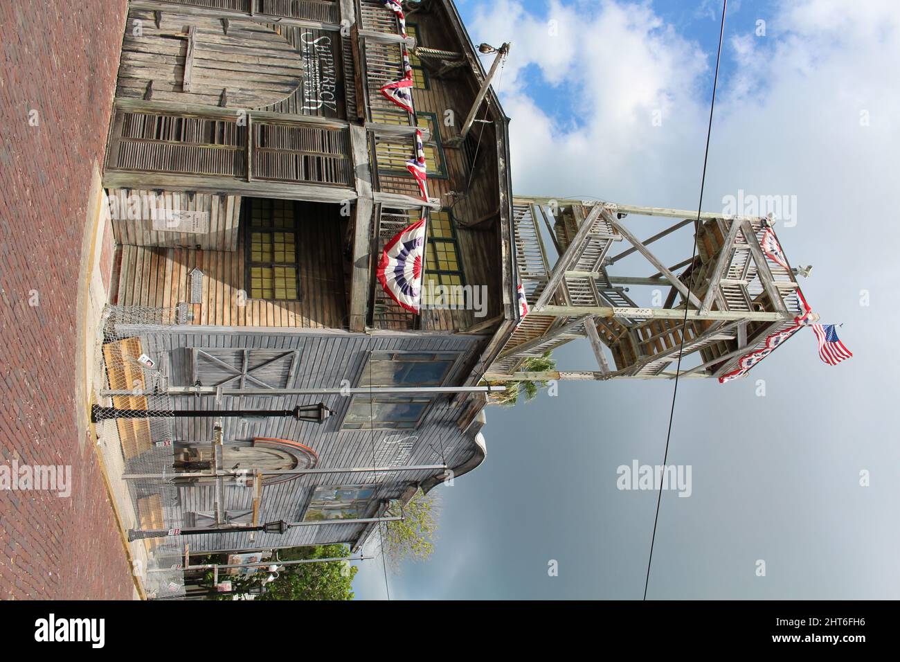 Vertikale helle Aufnahme des Shipwreck Museums aus Holz und einem Turm in Key West Florida, USA Stockfoto