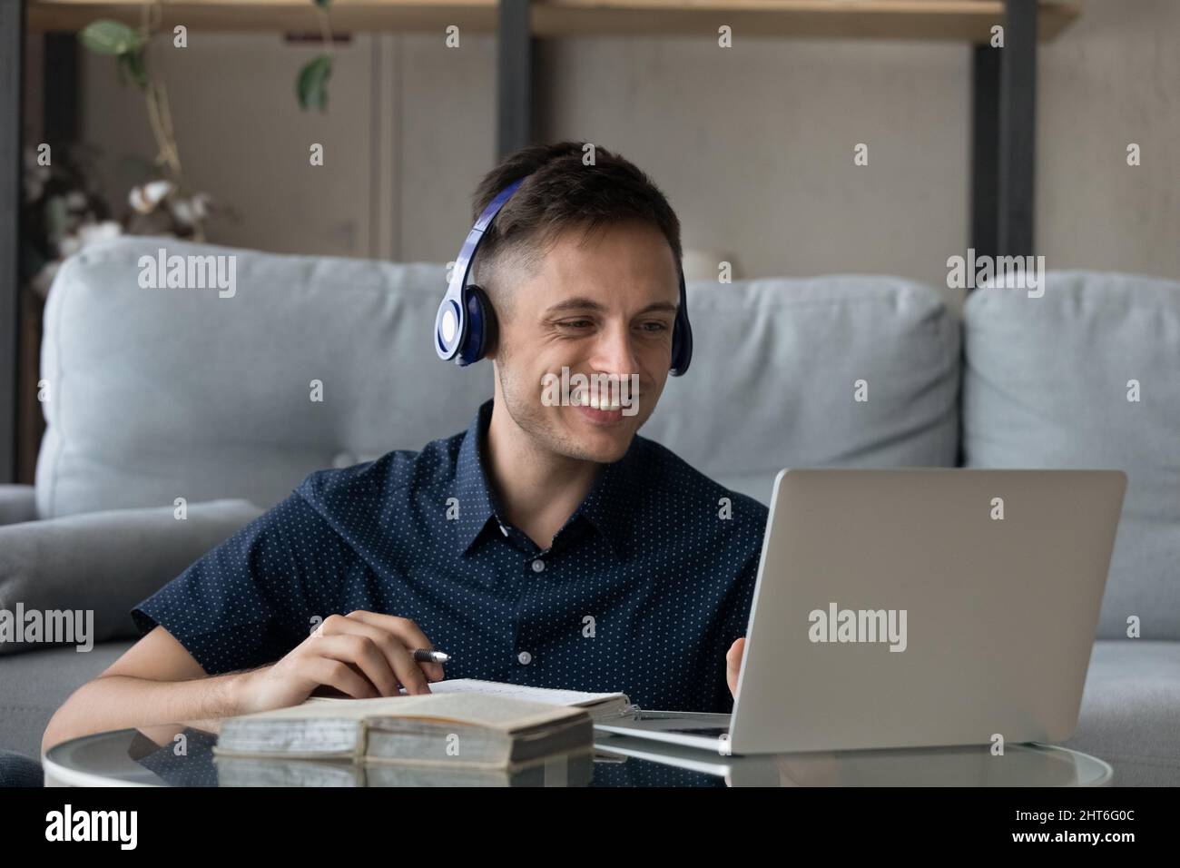 Glücklicher Tausendjähriger Mann, der per Videoanruf kommuniziert. Stockfoto