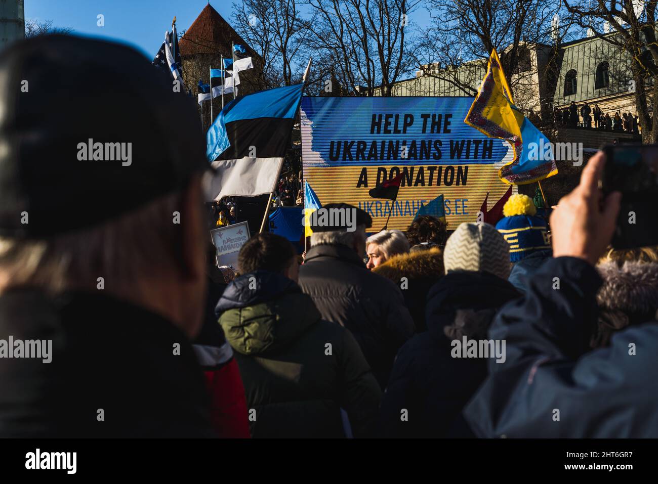 Demonstration auf dem Freiheitsplatz im NATO-Staat Estland zur Unterstützung der Ukraine und gegen die russische Aggression. Protestierende gehen Stockfoto
