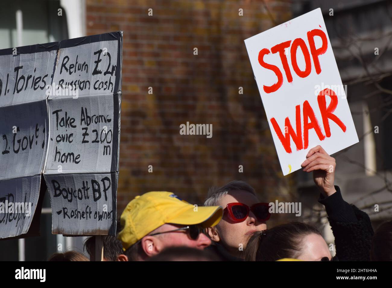 Szenen aus den Protesten gegen die russische Invasion der Ukraine in London am 26 2022. Februar, bei denen sich Tausende aus Solidarität mit der Ukraine herausstellten Stockfoto