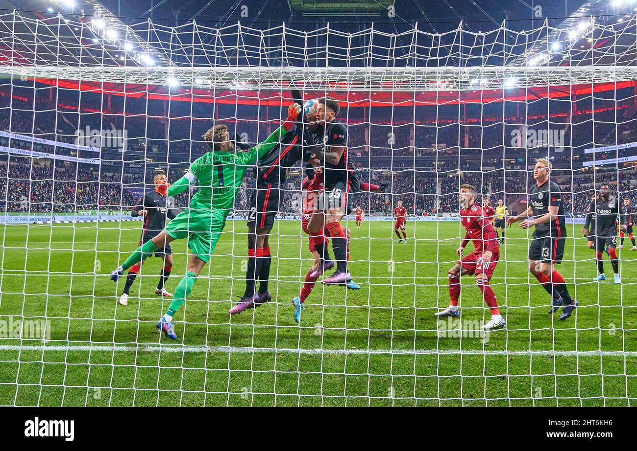 Kevin TRAPP, FRA 1, Lucas Melo, Tuta, FRA 35 Martin HINTEREGGER, FRA 13 Spar auf der Linie gegen Lucas HERNANDEZ (FCB 21) im Spiel EINTRACHT FRANKFURT - FC BAYERN MÜNCHEN 0-1 1.Deutsche Fußballliga am 26. Februar 2022 in Frankfurt, Deutschland. Saison 2021/2022, Spieltag 24, 1.Bundesliga, FCB, München, 24.Spieltag © Peter Schatz / Alamy Live News - die DFL-VORSCHRIFTEN VERBIETEN DIE VERWENDUNG VON FOTOGRAFIEN als BILDSEQUENZEN und/oder QUASI-VIDEO - Stockfoto