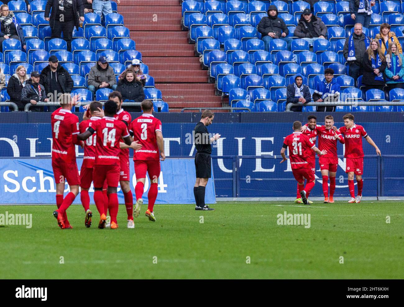 Sport, Fußball, Regionalliga West, 2021/2022, FC Schalke 04 U23 gegen Rot Weiss Essen 1-2, Veltins Arena Gelsenkirchen, Spielort, Essen freut sich über den 1-2-Siegtreffer, 2.f.r. Torschütze Luca Duerholtz (RWE), im Mittelschiedsrichter Marcel Benkhoff Stockfoto