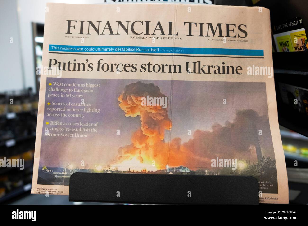 Financial Times FT Schlagzeile 'Putins Truppen stürmen die Ukraine' Titelseite auf Zeitungskiosks 25. Februar 2022 London England Großbritannien Stockfoto