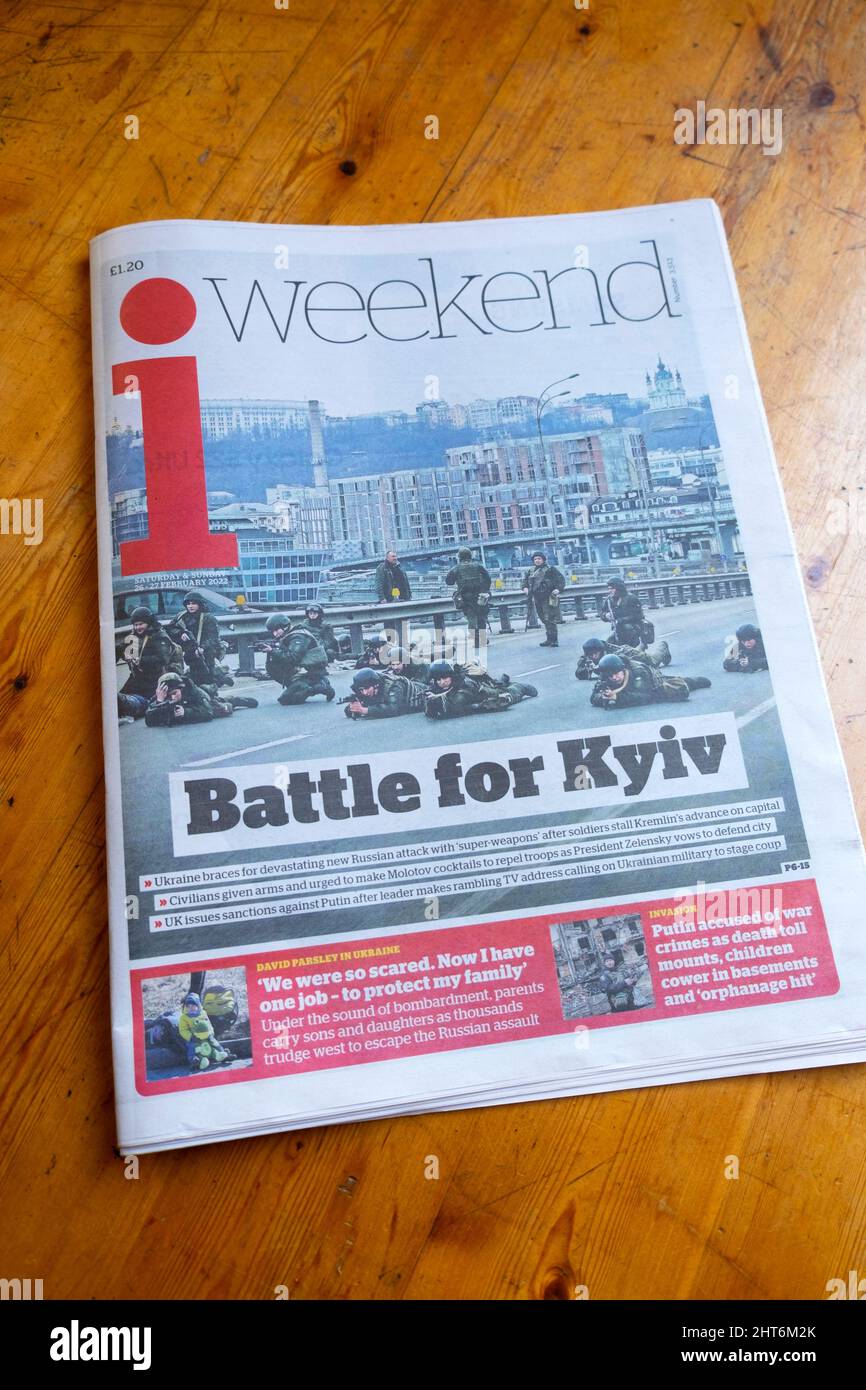 "Kampf um Kiew" Ukraine Russland Invasionskonflikt i Schlagzeile Titelseite der Zeitung am 26. Februar 2022 London England Großbritannien Stockfoto