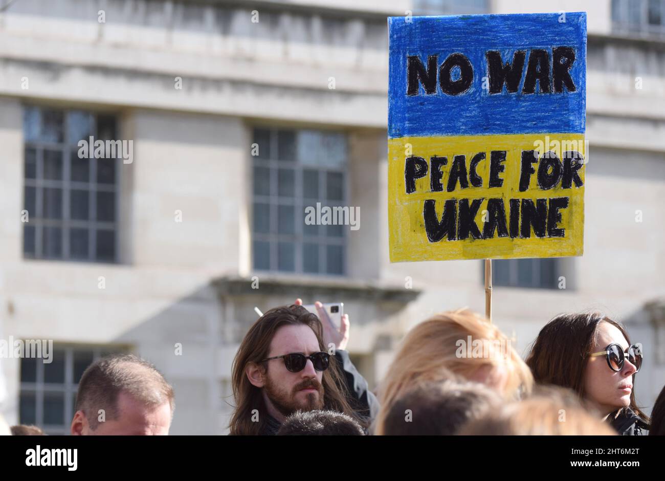 Ein Banner ‘kein Kriegsfrieden für die Ukraine“ bei einem Protest gegen die russische Invasion der Ukraine in London am 26 2022. Februar, als Tausende sich solidarisch zeigen Stockfoto