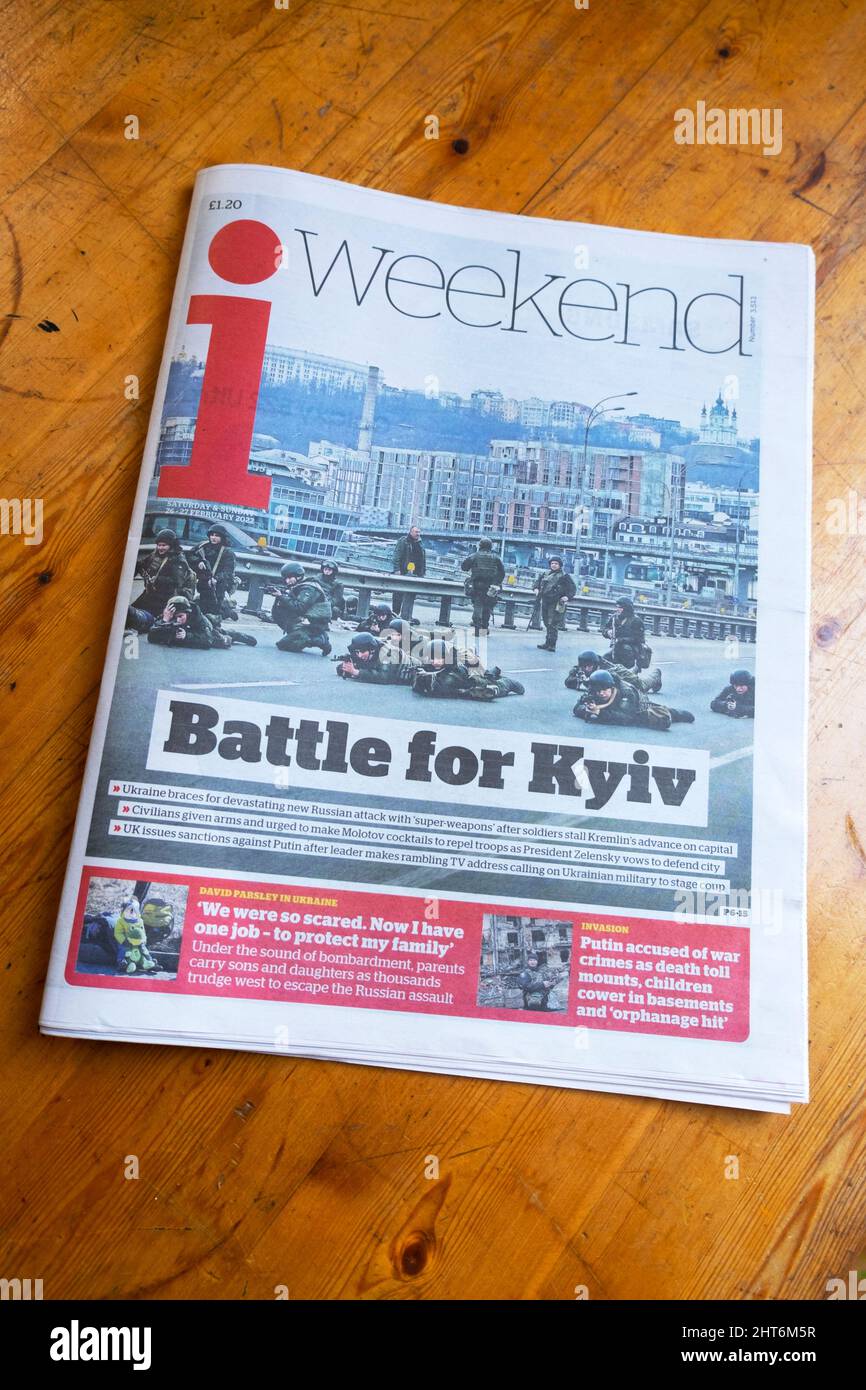 "Kampf um Kiew" Ukraine Russland Invasionskonflikt i Schlagzeile Titelseite der Zeitung am 26. Februar 2022 London England Großbritannien Stockfoto
