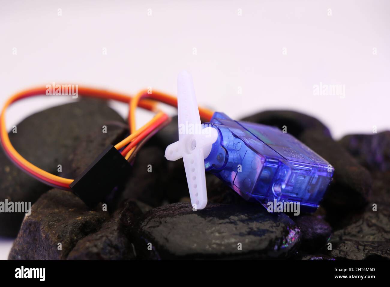 Micro-Servo- oder Kunststoff-Servos für den Bau elektronischer Hobbyprojekte, Elektronische Hardware zum Lernen Stockfoto