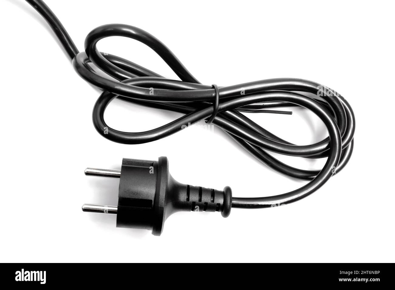 Schwarzer elektrischer Stecker und Draht auf weißem Hintergrund. Stockfoto