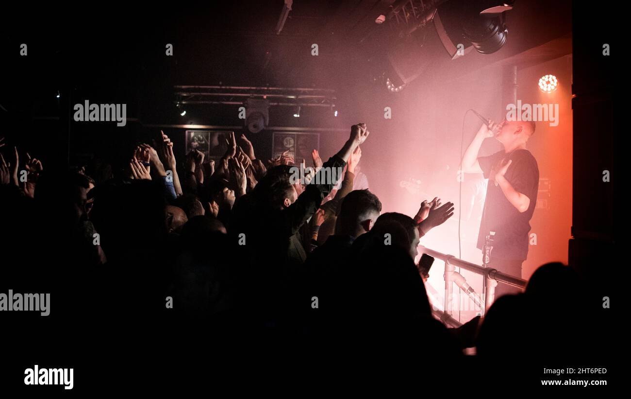 Menge bei einem kleinen Konzert mit den Händen nach oben © Clarissa Debenham / Alamy Stockfoto