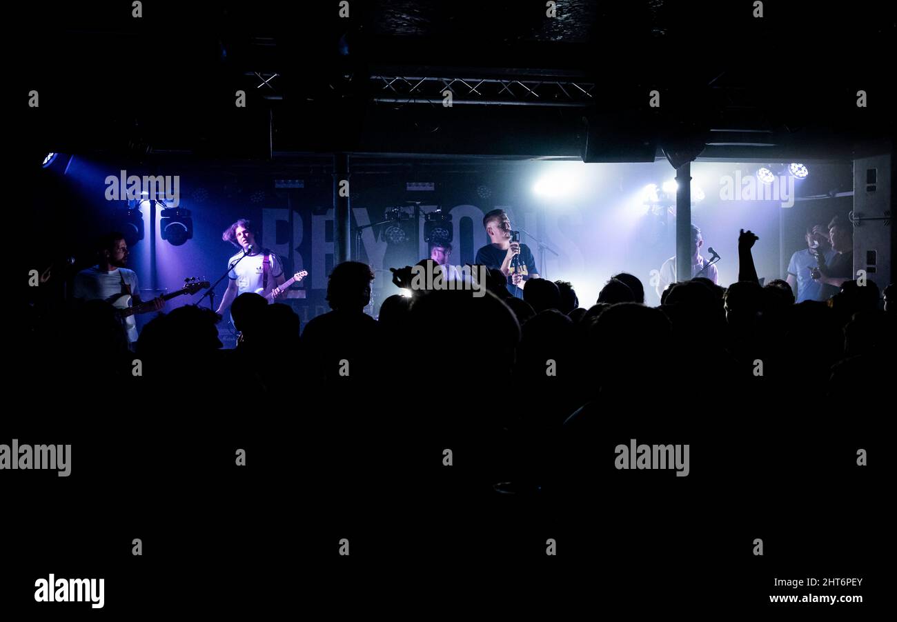 Menge bei einem kleinen Konzert mit den Händen nach oben © Clarissa Debenham / Alamy Stockfoto