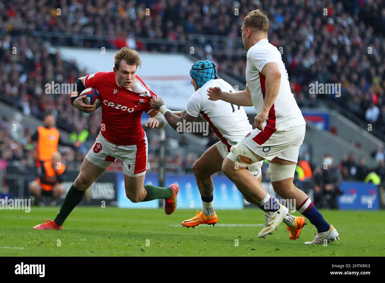 London, Großbritannien. 26.. Februar 2022. Nick Tompkins aus Wales (l) versucht, Jack Nowell aus England (11) zu passieren. Guinness Six Nations Championship 2022 match, England gegen Wales im Twickenham Stadium in London am Samstag, 26.. Februar 2022. Bild von Andrew Orchard/Andrew Orchard Sports Photography/ Alamy Live News Credit: Andrew Orchard Sports Photography/Alamy Live News Stockfoto