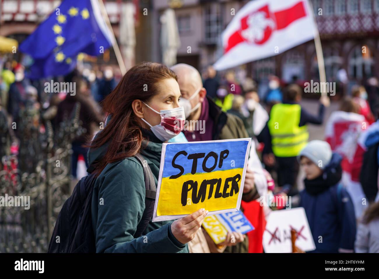 Frankfurt, Deutschland. 27. Februar 2022, Hessen, Frankfurt/Main: Ein Demonstrator hält ein Plakat mit der Aufschrift „Stop Putler“ bei einer Kundgebung auf dem Römerberg für Frieden in der Ukraine und gegen die russische Invasion. „Putler“ ist ein Neologismus, der sich aus den Namen „Putin“ und „Hitler“ setzt. Foto: Frank Rumpenhorst/dpa Quelle: dpa picture Alliance/Alamy Live News Stockfoto