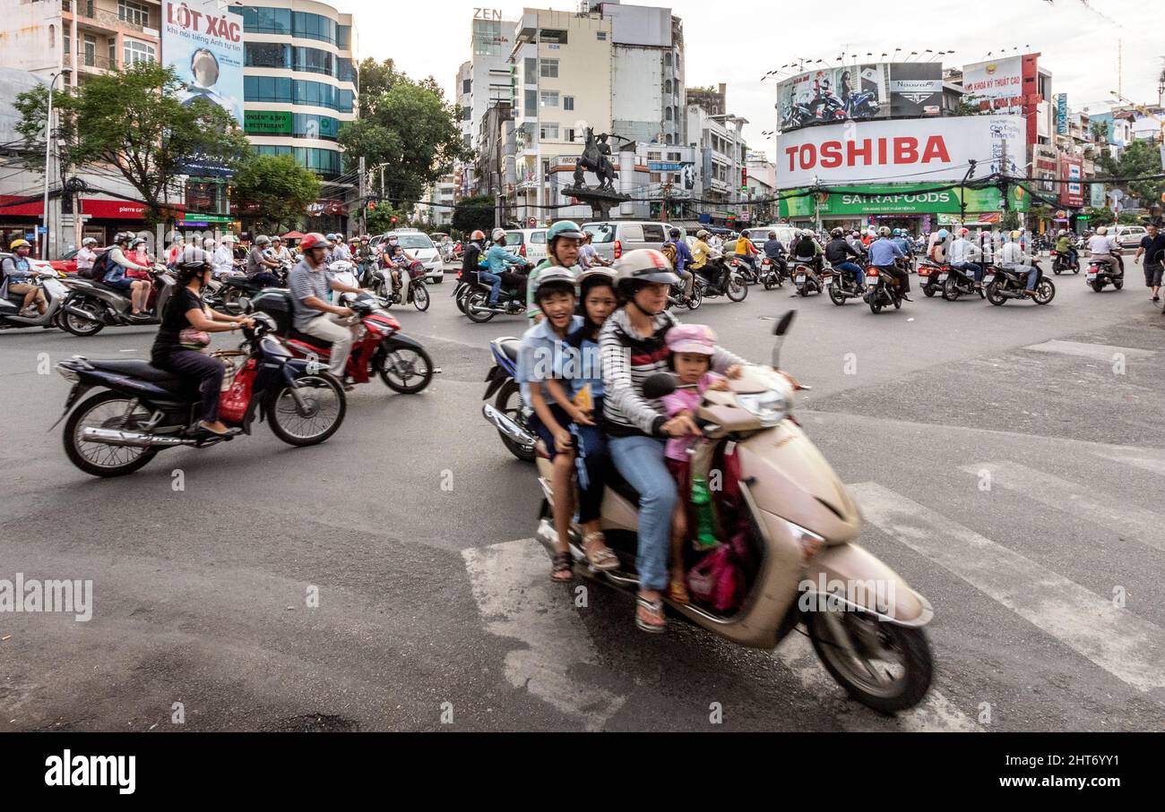 Kleine Motorräder auf der Straße in Ho Chi Minh Stadt Vietnam (Saigon) während der Tageslichtstunden. Stockfoto