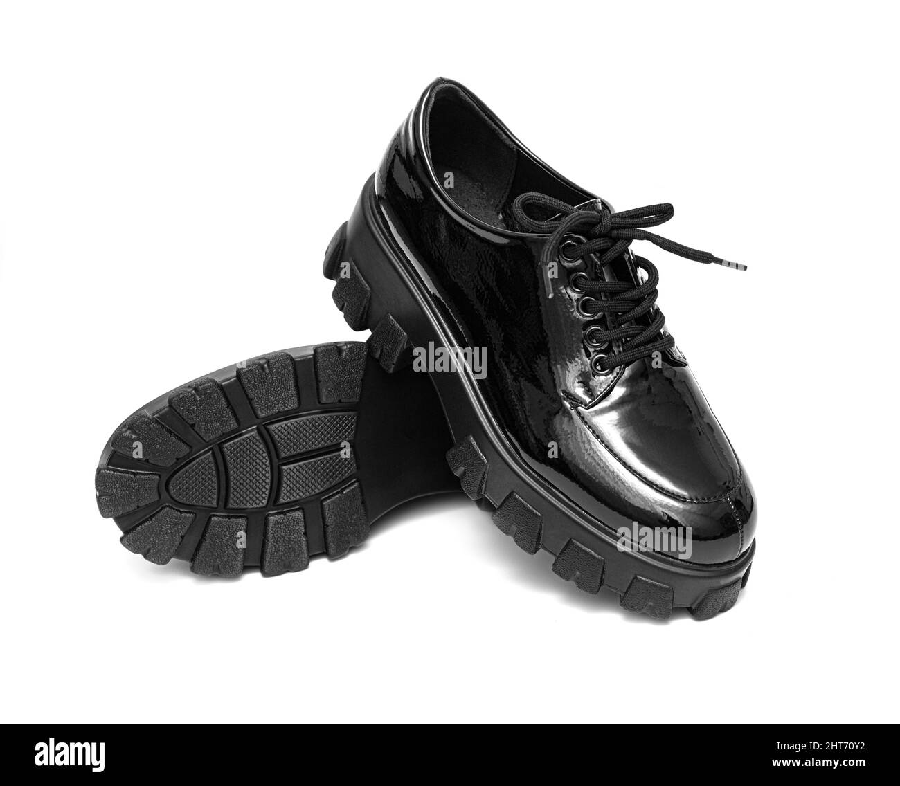 Schwarze Lacklederschuhe für Damen mit Schnürung auf weißem Hintergrund Stockfoto