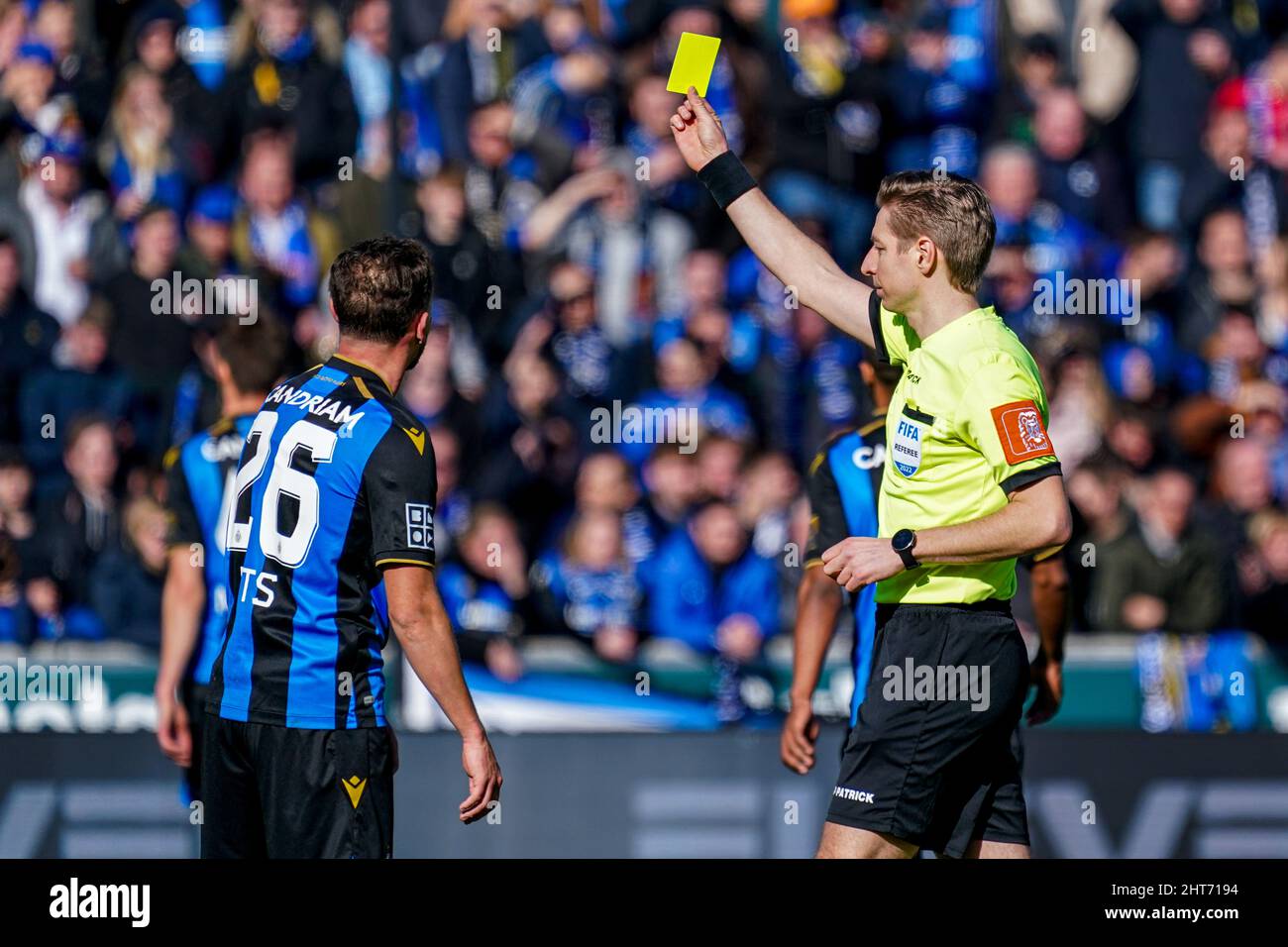 BRÜGGE, BELGIEN - 27. FEBRUAR: Schiedsrichter Lawrence Visser während des Jupiler Pro League-Spiels zwischen dem Club Brugge und dem Royal Antwerp FC im Jan Breydelstadion am 27. Februar 2022 in Brügge, Belgien (Foto: Jeroen Meuwsen/Orange Picters) Stockfoto