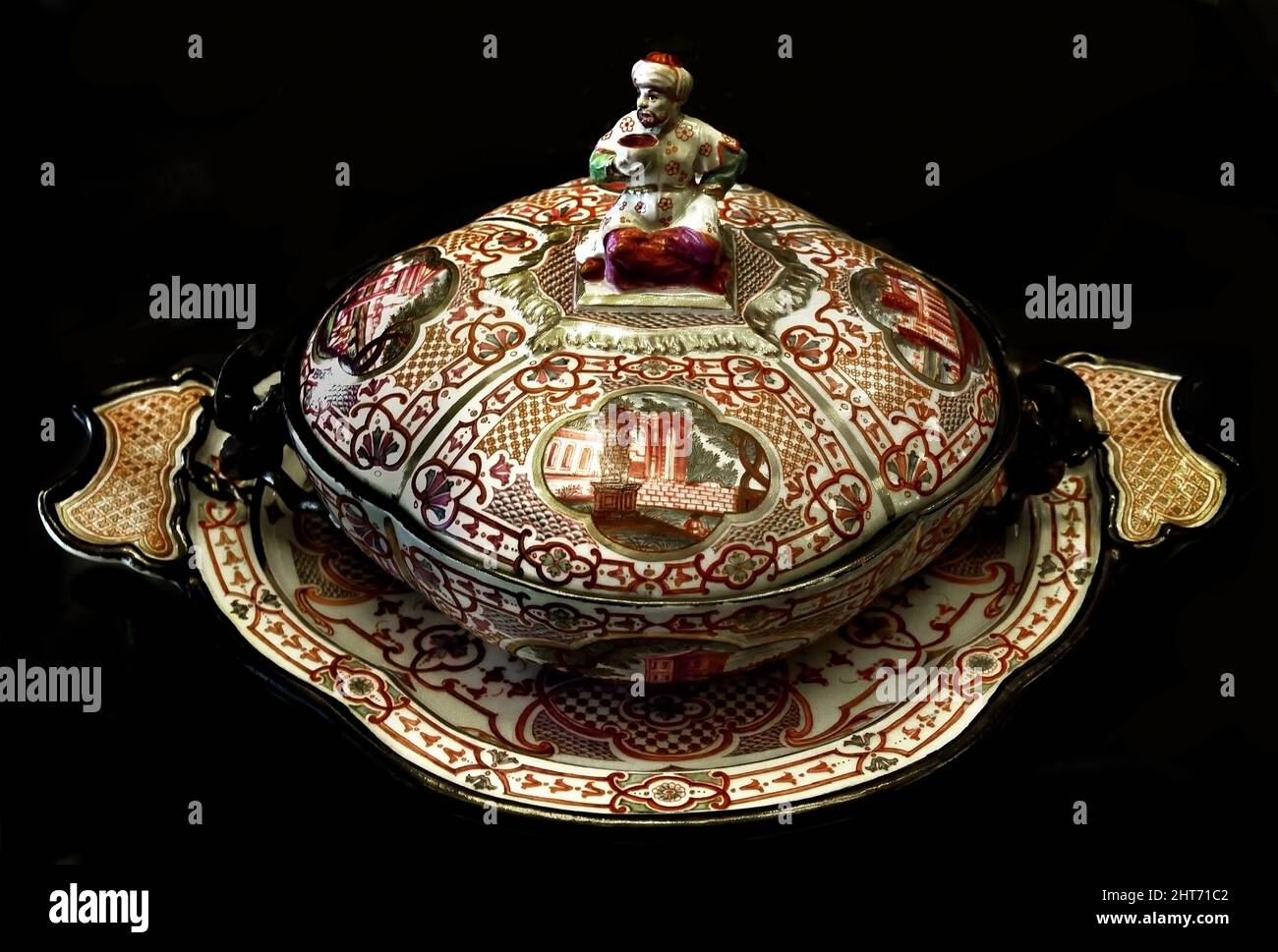 Tazza da brodo con coperchio e presentation - Brühbecher mit Deckel und Präsentation 1730-1735 Palazzo Madama, Casaforte degli Acaja, Palast in Turin, Italien, Italienisch, ( Palazzo Madama, das älteste Gebäude in Turin, liegt direkt im Stadtzentrum. Nachdem es in seiner Geschichte von der Römerzeit bis in die Gegenwart eine führende Rolle gespielt hatte, wurde es 1997 zusammen mit den anderen Residenzen des Hauses Savoyen zum Weltkulturerbe erklärt.) Stockfoto