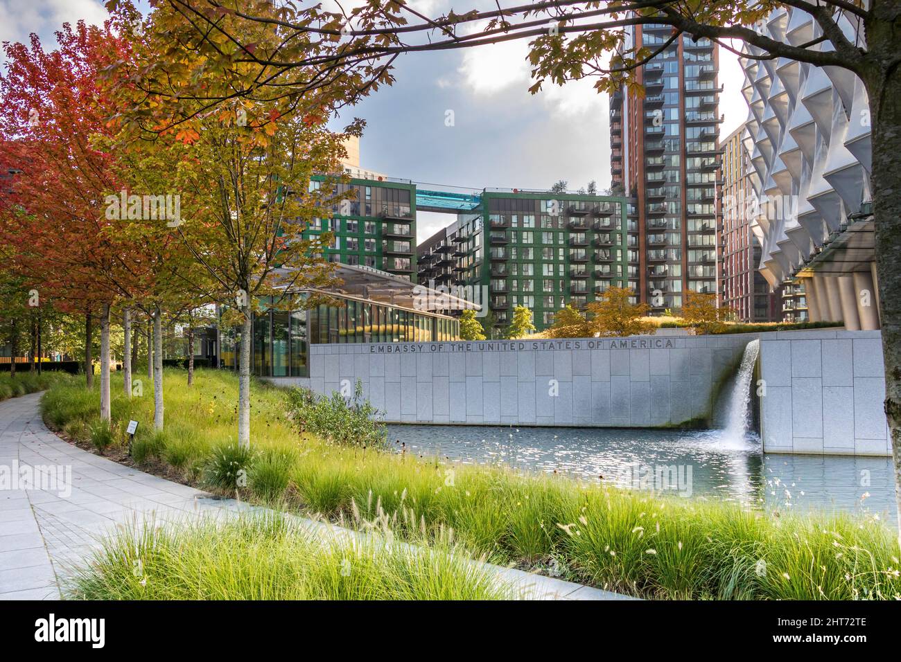 Embassy Gardens und die US-Botschaft mit dem Sky Pool, der sich zwischen zwei luxuriösen Apartmentgebäuden in Nine Elms, London, Großbritannien, erstreckt Stockfoto