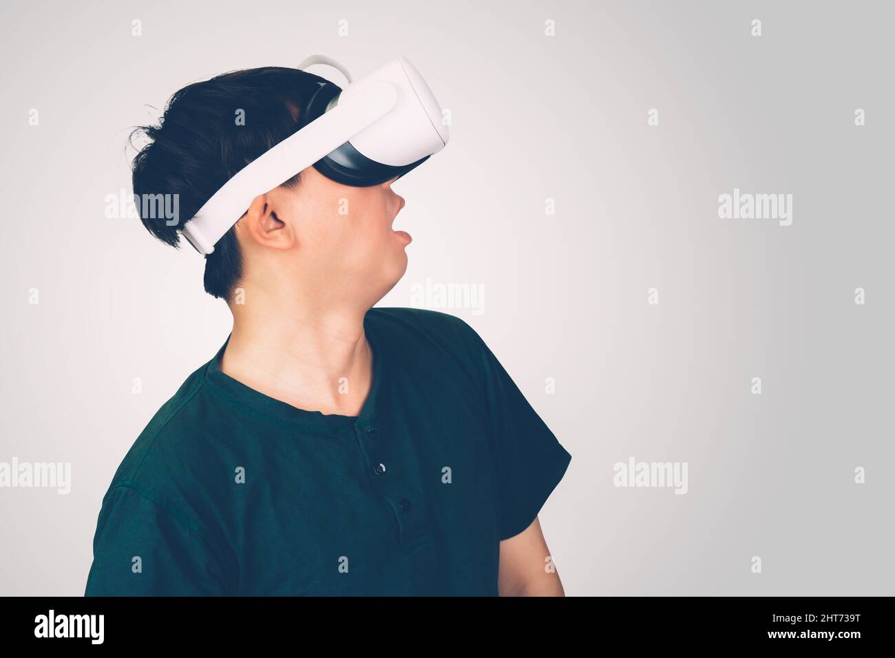 Porträt des jungen asiatischen Mann trägt Brille virtuelle Realität mit aufgeregt isoliert auf weißem Hintergrund, Metaverse Technologie und Gerät, Innovation für Stockfoto