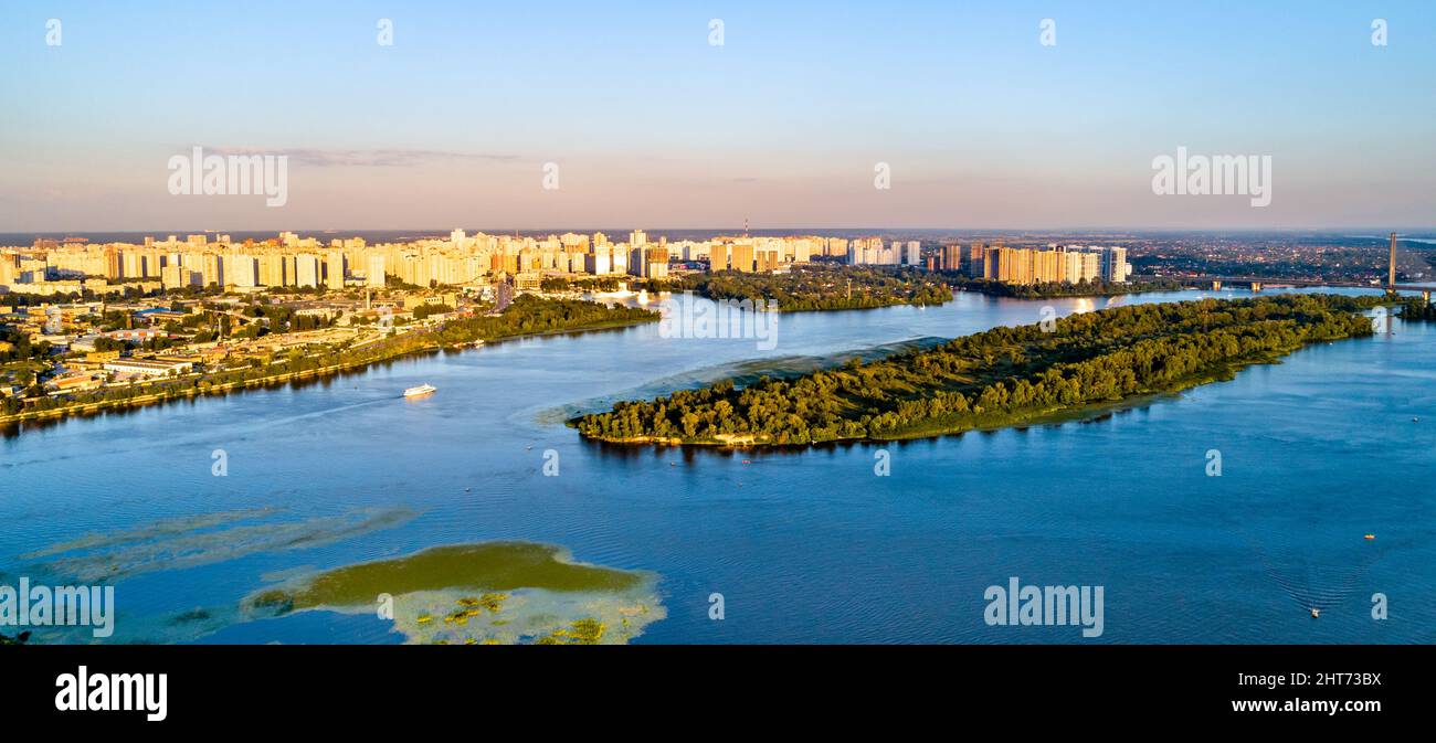 Luftaufnahme einer Insel am Dnjepr in Kiew, Ukraine Stockfoto