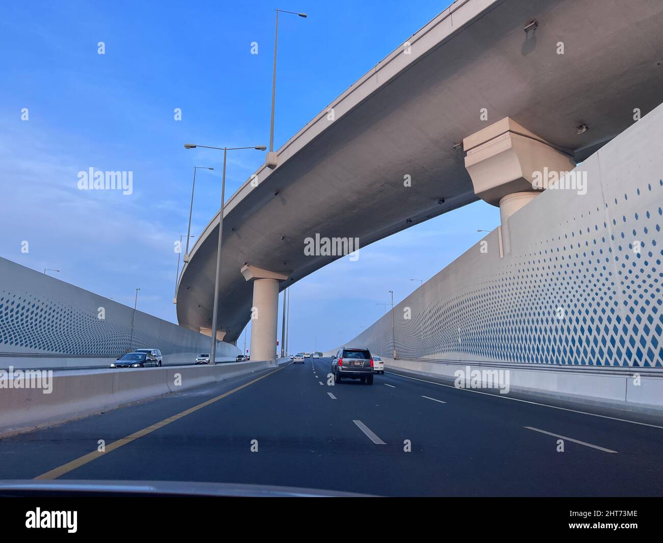 Al Wahda Brücke das höchste Denkmal der Stadt. Bekannt als 56 Brücke des Arch Stockfoto