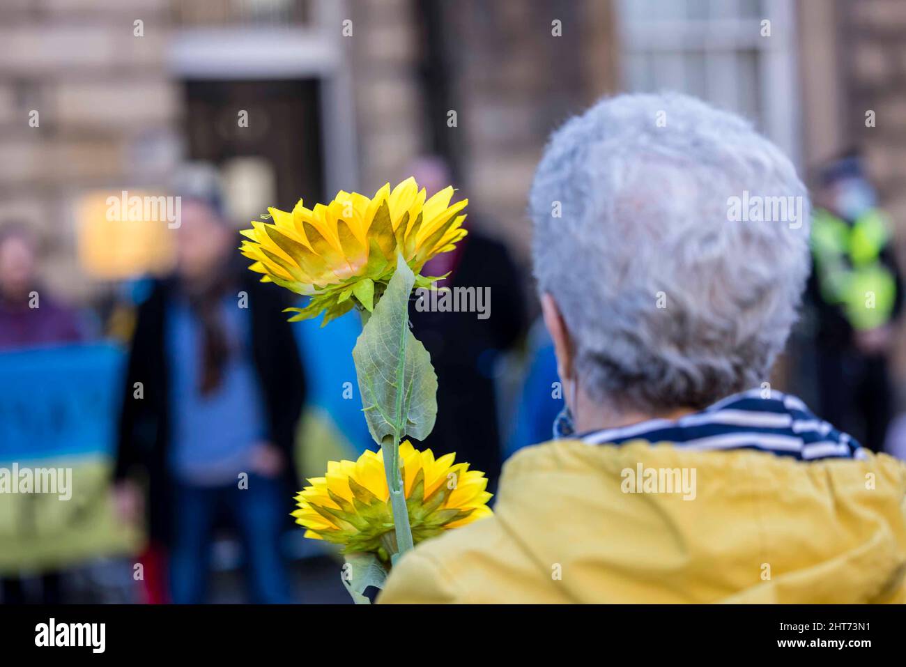 Edinburgh, Großbritannien. 27.. Februar 2022. Im Bild: Alex Cole-Hamilton, Anführer der schottischen Lib Dems, kämpft vor dem russischen Generalkonsulat in Edinburgh gegen die russische Invasion in der Ukraine. Kredit: Rich Dyson/Alamy Live Nachrichten Stockfoto