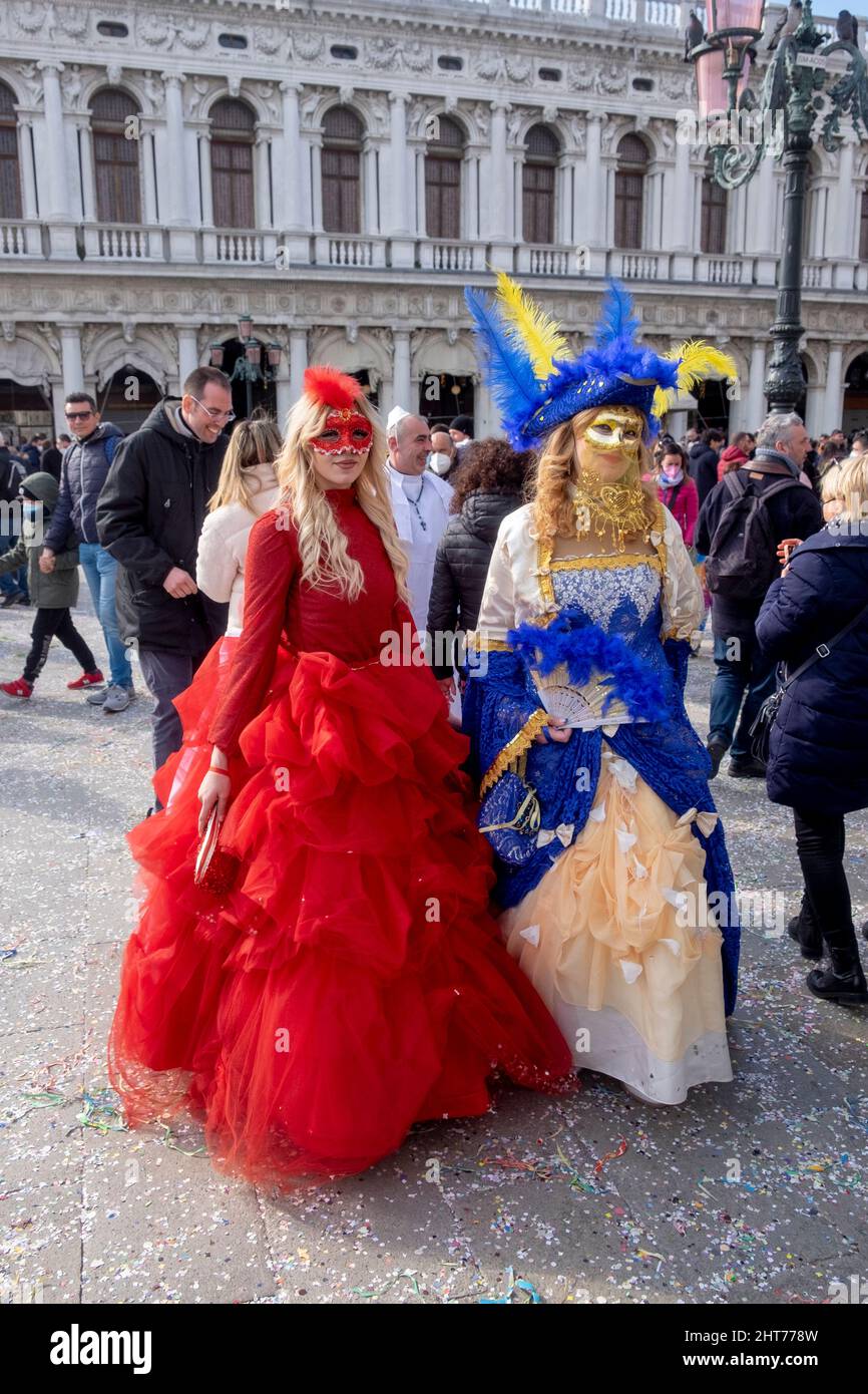 VENEDIG, ITALIEN - 27. FEBRUAR: Ein Nachtschwärmer in einem Kostüm während  des Karnevals von Venedig am 27. Februar 2022. Das Thema für die Ausgabe  des Karnevals von Venedig 2022 lautet „Remember the
