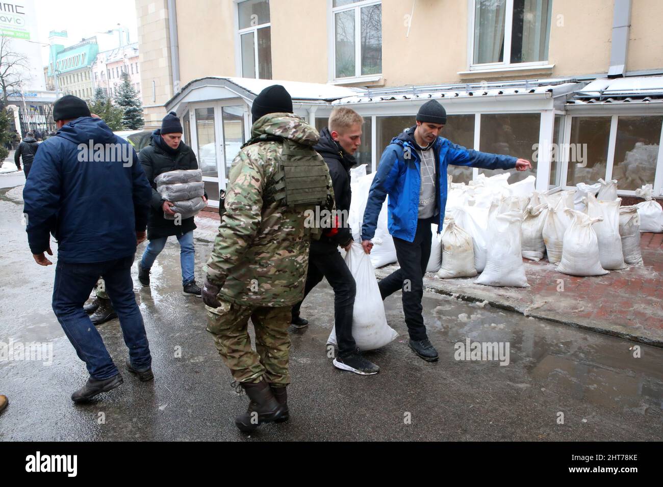 Nicht exklusiv: KHARKIV, UKRAINE - 26. FEBRUAR 2022 - Menschen tragen Taschen während der Verteidigung HQ, Kharkiv, Nordost-Ukraine. Stockfoto