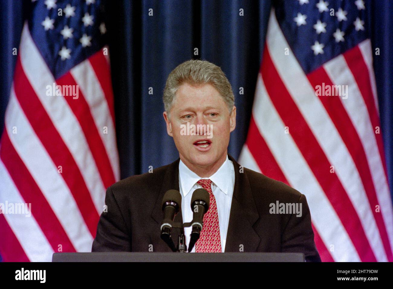 US-Präsident Bill Clinton spricht während einer Unterschriftenveranstaltung und kündigt die „One Strike and You're Out“-Politik an, die Verbrechen im öffentlichen Wohnungsbau am 28,1996. März im Weißen Haus in Washington, DC, anvisiert. Stockfoto