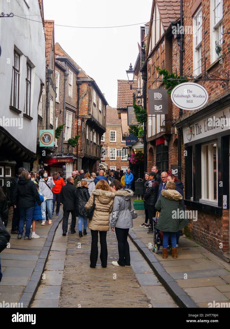 Menschenmassen in den Trümmern, York, England Stockfoto