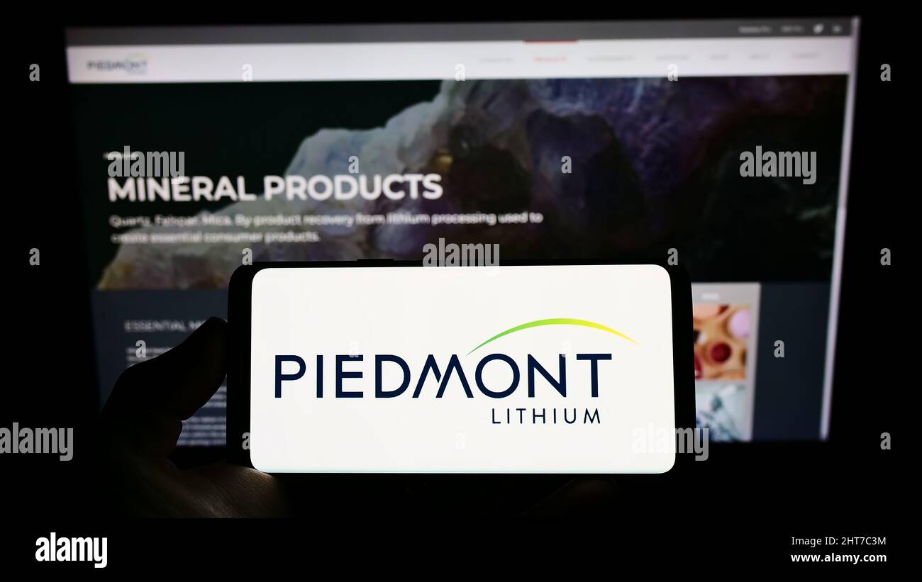 Person mit Smartphone und Logo des US-Bergbauunternehmens Piedmont Lithium Inc. Auf dem Bildschirm vor der Website. Konzentrieren Sie sich auf die Telefonanzeige. Stockfoto